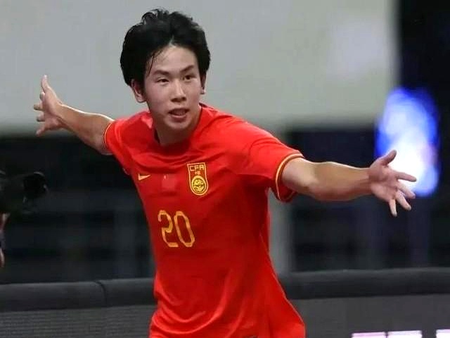 3场0球！王钰栋真比不了武磊？不传球张玉宁惹争议，成国足最大输家